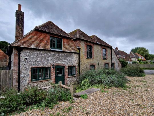 Large characterful house in desirable Village - Photo 1