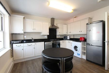 4 bedroom flat to rent - Photo 4