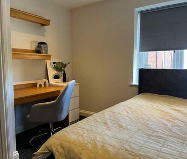 Modern Bed Bath Apartment, LN1 - Photo 1