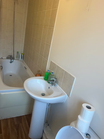 1 bedroom in a house share to rent - Photo 5