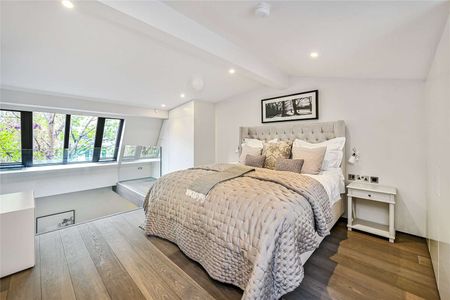 A split level one bedroom apartment situated in a popular portered building in the heart of Chelsea moments from all the local amenities of the Fulham Road. - Photo 4