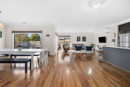 The Ultimate Family Home - Five Bedroom - Three Living - Photo 3