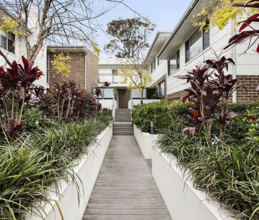 Spacious Retreat in Prime Location - Photo 3