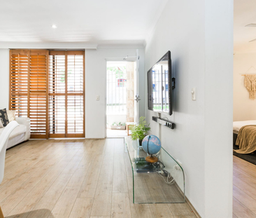 Contemporary Harbourside Haven Boasting Unmatched Convenience - Photo 1