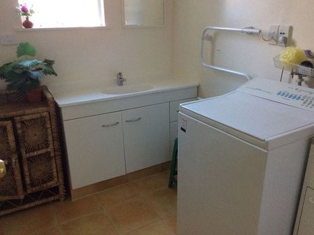 Private, clean, safe and warm studio unit> - Photo 5