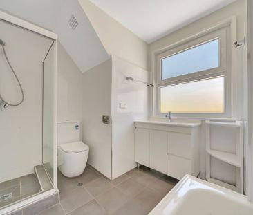 Spacious Family Home - Pool Maintenance Included - Photo 6