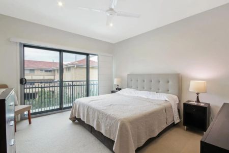 Light-Filled, Spacious Townhome with Expansive Living & Prime Coorparoo Location - Photo 3
