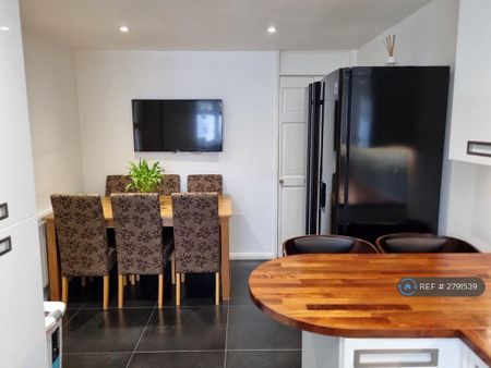 3 bedroom terraced house to rent - Photo 2