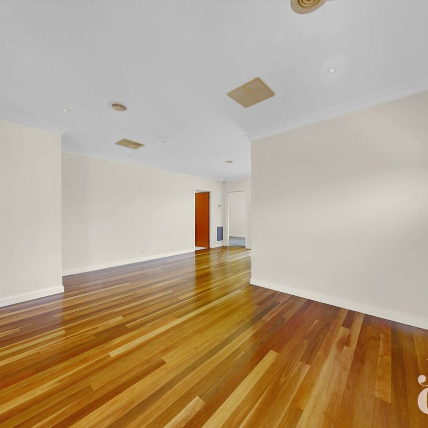 STUNNING SPACIOUS VILLA - Photo 1