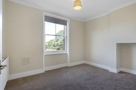 3 bedroom flat to rent - Photo 3