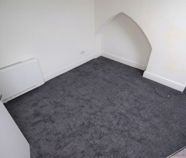 To Let 1 Bed Flat - Photo 2