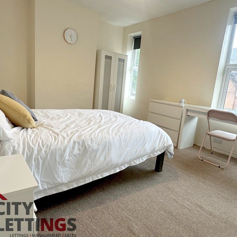 4 Bedroom Mid Terraced House - Photo 1