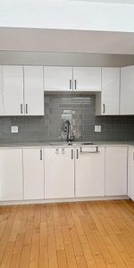 Stunning renovated loft-style 2 bd apartment in OLD MONTREAL - Photo 3