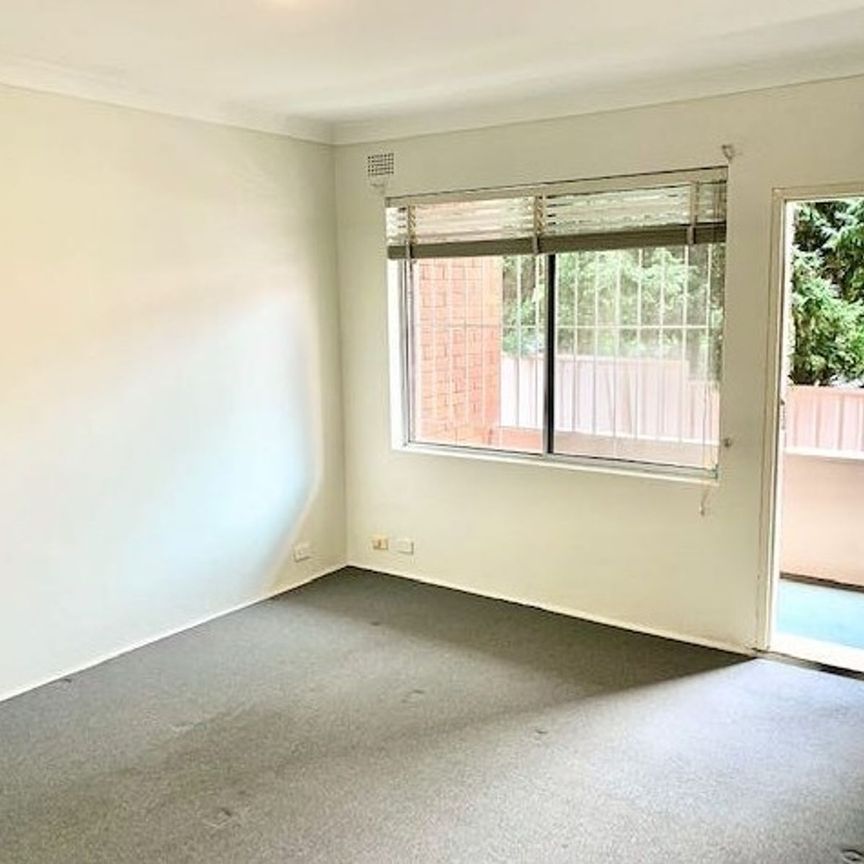 Spacious Two Bedroom Apartment In Quiet Street - Photo 1