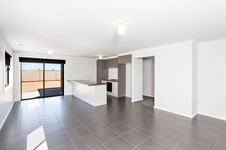 FAMILY HOME IN BALLARAT HIGH SCHOOL ZONE - Photo 2