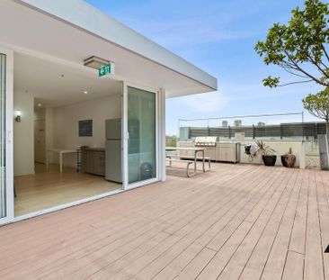 Centrally located in the heart of North Sydney - Photo 3