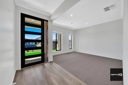 “Brand new Stunning Family Home with Modern Features” - Photo 3