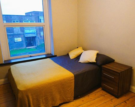 Modern Room in Quiet Professional House - Photo 3