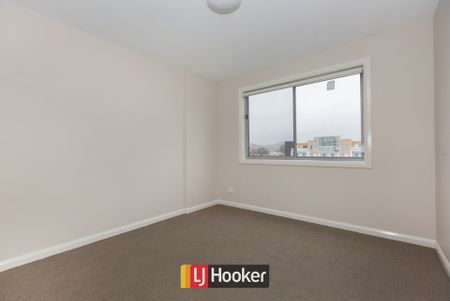 Top floor unit with 2 car spaces! - Photo 3