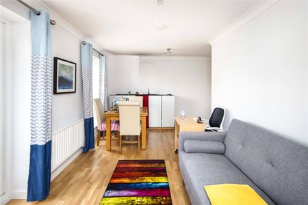 South Lodge, E16 - Photo 2