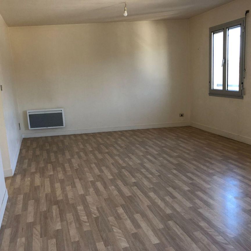 A LOUER Centre Ville d'AVRANCHES Appartement sans ascenseur situé au 2ème étage comprenant : ... - Photo 1