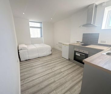 1 Bed Flat, Dunstable Road, LU4 - Photo 1