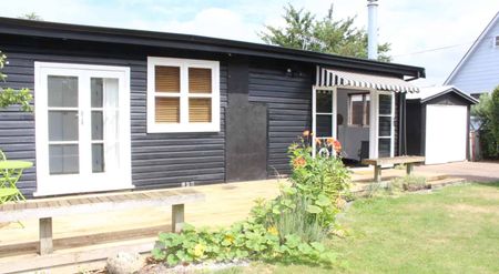 Charming Hilltop Cottage - Photo 2