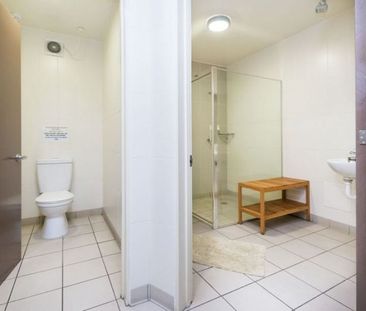 Large Single Room. Rent Includes Electricity, Wi Fi and Water – Bus... - Photo 1