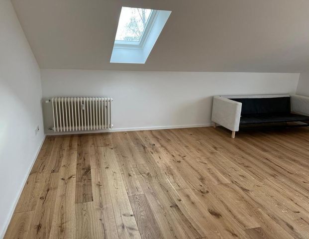 Frisch renovierte Dachgeschosswohnung inkl. Einbauküche - Photo 1