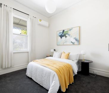 Trendy terrace with inner-city ease - Photo 3