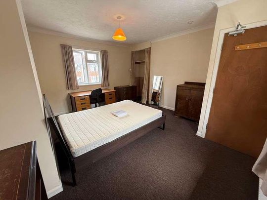 Broadlands Road, SO17 - Photo 1