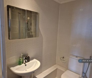 1 bedroom in a flat share to rent - Photo 4