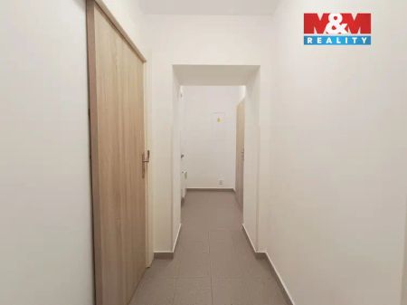 Pronájem bytu 2+1 v Kladně, ul. V. Burgra - Fotografie 2