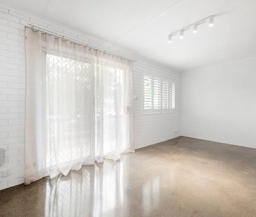 Stylish Renovated Unit with Easy Access to Oxford Street - Photo 1