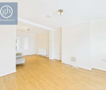 Royal Crescent, Ruislip, HA4 - Photo 1