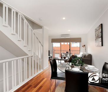 Stylish Three-Storey Townhouse in Prime Location! - Photo 2