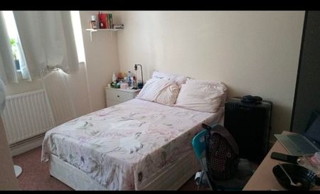 Wide and airy double room in NW4 4LR 16 Hendale Avenue - Photo 3