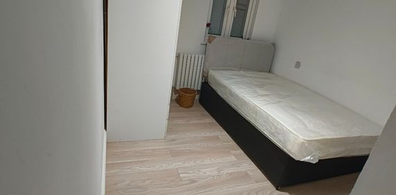 Room in a Shared House, St. Georges Avenue, E7 - Photo 2