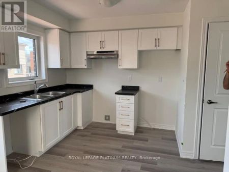 10 REID AVENUE N - Photo 5