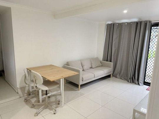 1 unit of a Dual Living House for Rent - Sunnybank Hills - Photo 1