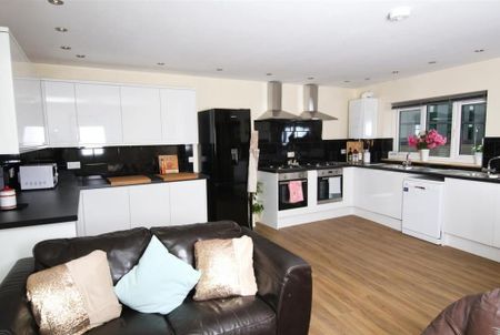 5 bedroom flat to rent - Photo 4