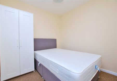 6 bedroom detached house to rent - Photo 4