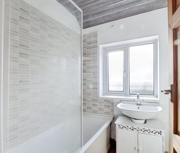 3 bedroom end of terrace house to rent - Photo 4