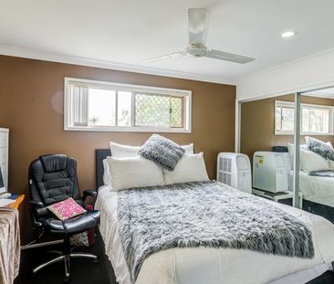 Stunning 4-Bedroom, 2-Bathroom Home with Two Living Areas - Photo 6