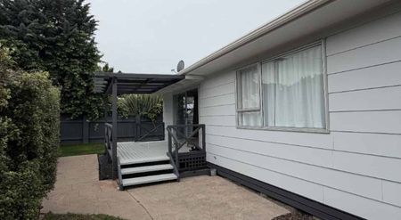 Spacious 3-Bedroom Family Home for Rent in Riversdale - Photo 2