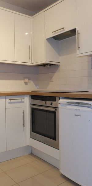 Flat to rent on - Photo 1