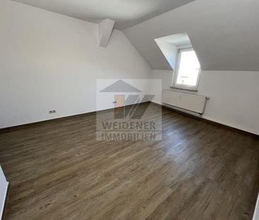 3-Zimmer-Dachgeschosswohnung mit Einbauküche und Boden – nahe der I... - Photo 3