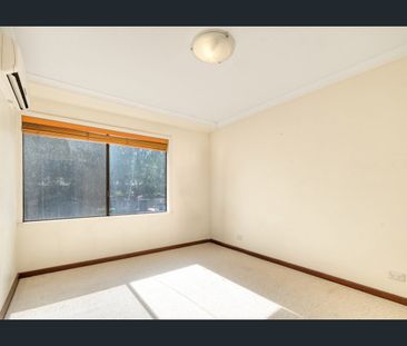 LOW MAINTENANCE TOWNHOUSE IN GREAT LOCATION! - Photo 6