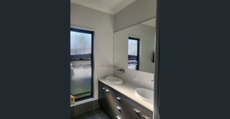 Taigum-Large family home- 5 bedrooms with 2x master bedrooms with ensuite- - Photo 2