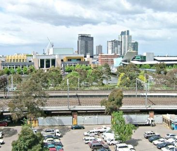 Stylish Studio Opposite Crown – Fully Furnished & Ready to Move In! - Photo 5